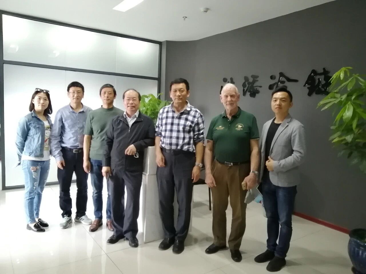El presidente de Xiamen de la Cámara de Comercio lideró a un equipo a nuestra empresa para la investigación